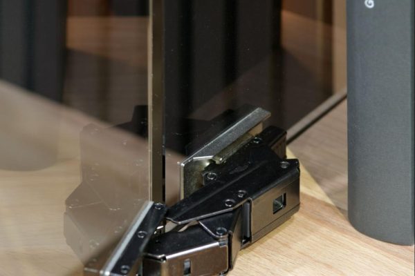 leicht zugängliche Vitrine durch hochwertige 135° Bänder